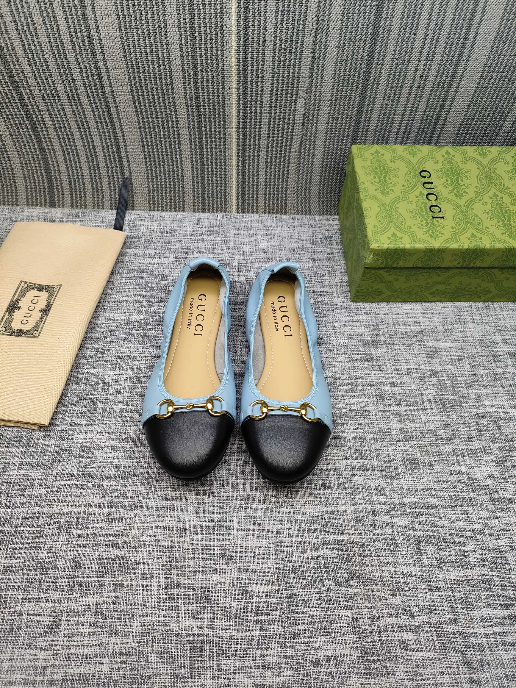 👟👟Ex-factory price 320👟👟 GUCCI's latest horsebit women's flat ballet shoes and egg roll shoes are super comfortable. The fabric is made of imported top-grade soft sheepskin. It is very comfortable on the feet and will not rub your feet. You can also roll it up and put it in your bag. It is easy to carry with you. The super soft soles are a must-have item for fairies whether you are going out for business, work, travel, shopping or at home. Fashionable and versatile, it is an indispensable pair of shoes for you. Fabric: Made of imported soft sheepskin Color: 6 colors available Outsole: PPC rubber outsole Size 34-42 (34.41.42 needs to be customized)